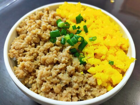 肉味噌と炒り卵の2色丼